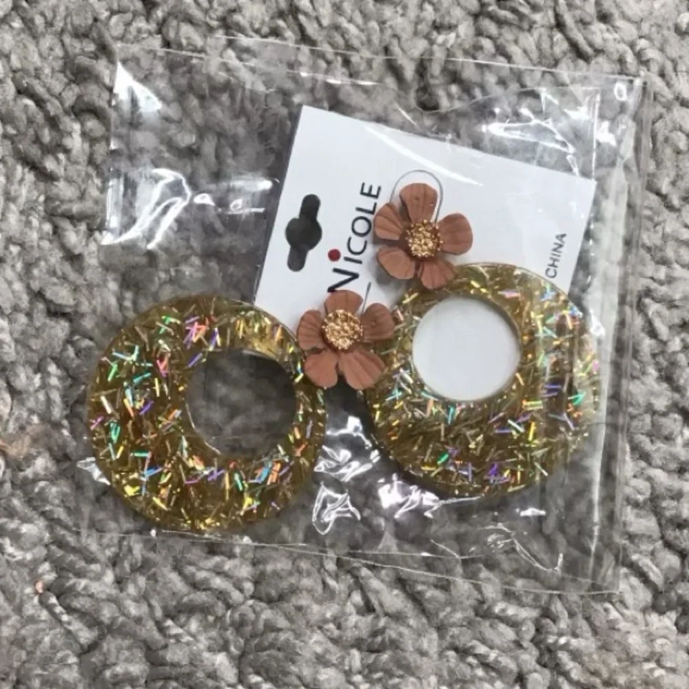 Floral glitter‎ acrylic earrings neutral color